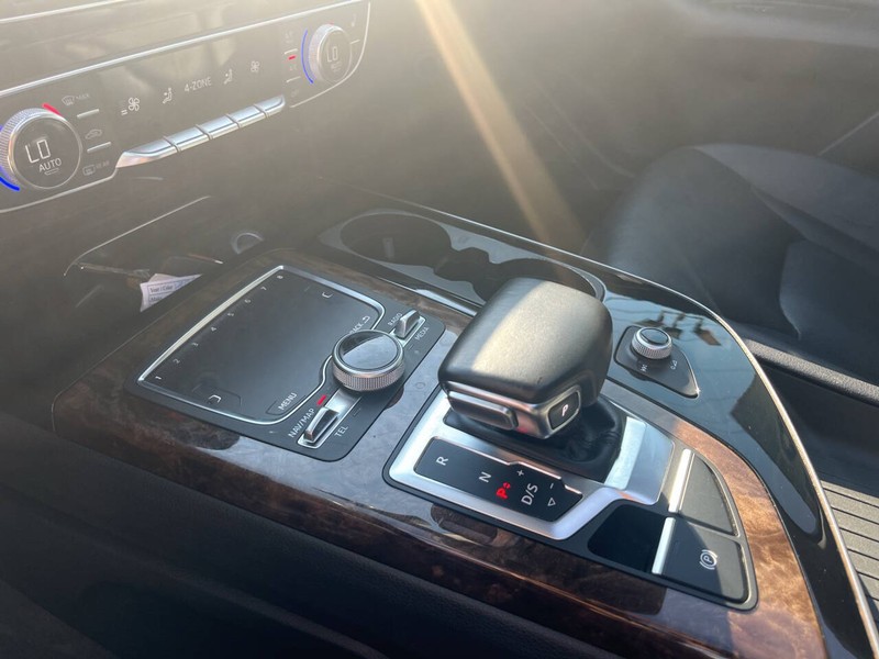 Audi Q7 Vehicle Image 14