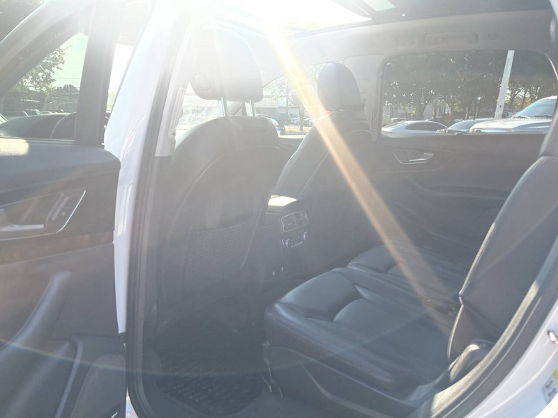 Audi Q7 Vehicle Image 16