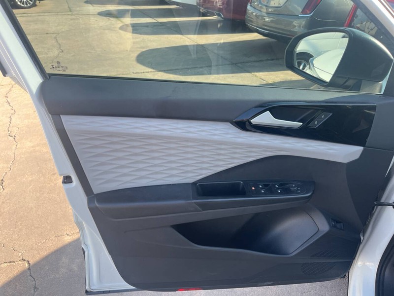 Volkswagen Taos Vehicle Image 05