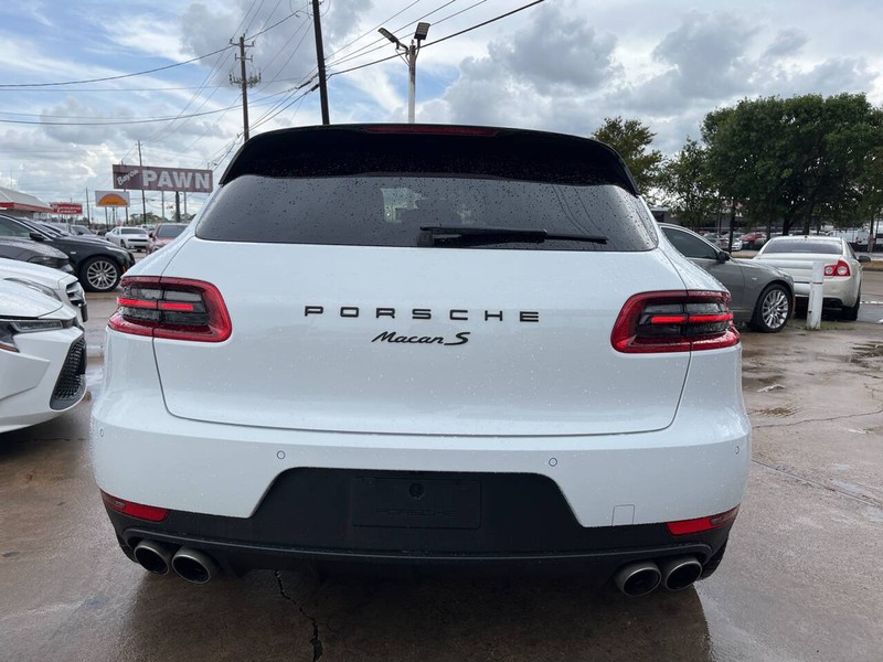 Porsche Macan Vehicle Image 04