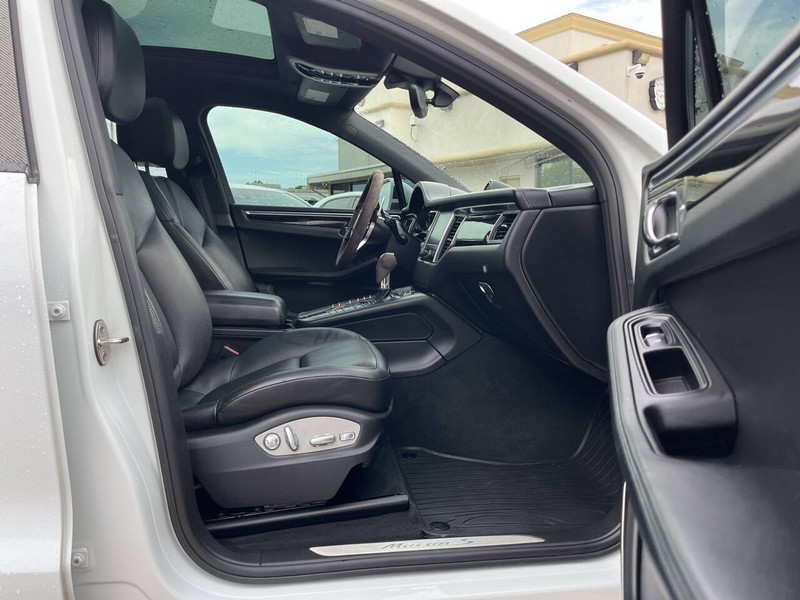 Porsche Macan Vehicle Image 11
