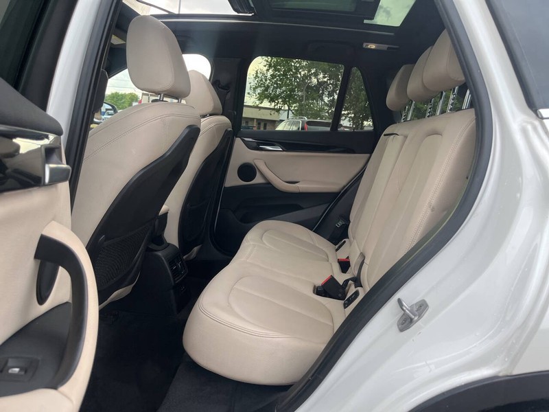 BMW X1 Vehicle Image 09