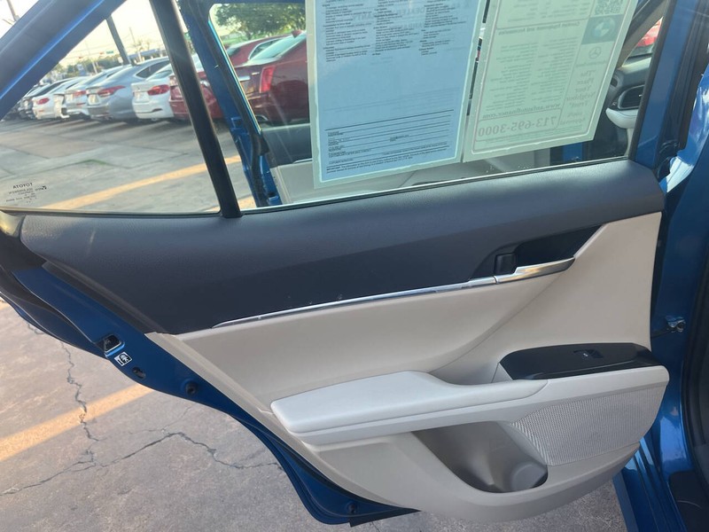 Toyota Camry Hybrid Vehicle Image 11