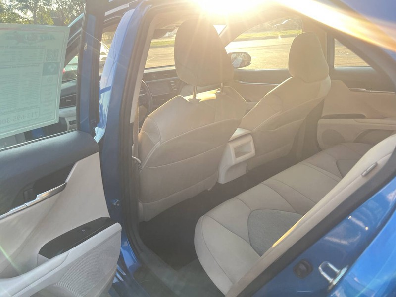 Toyota Camry Hybrid Vehicle Image 12