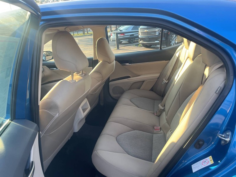 Toyota Camry Hybrid Vehicle Image 13