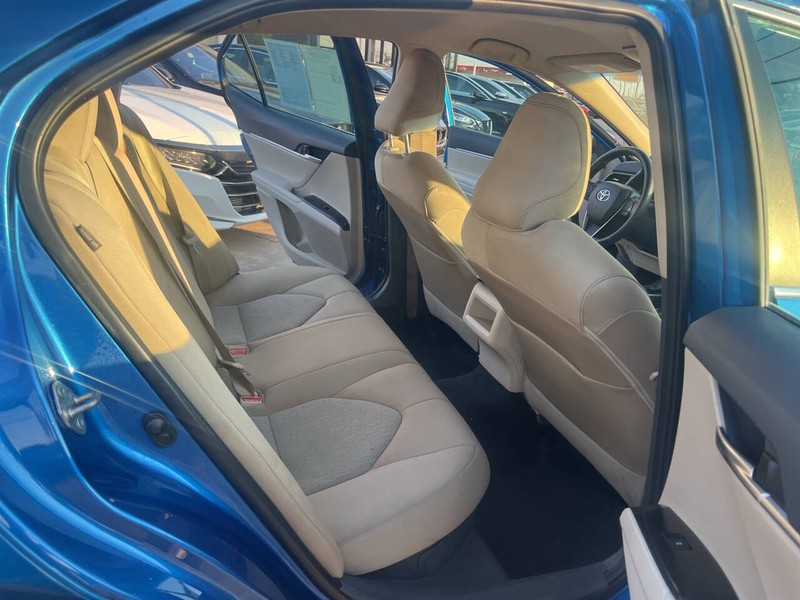 Toyota Camry Hybrid Vehicle Image 15