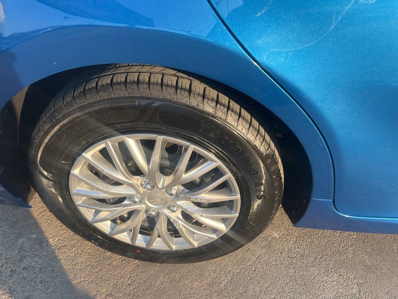 Toyota Camry Hybrid Vehicle Image 16