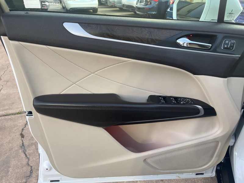 Lincoln MKC Vehicle Image 09