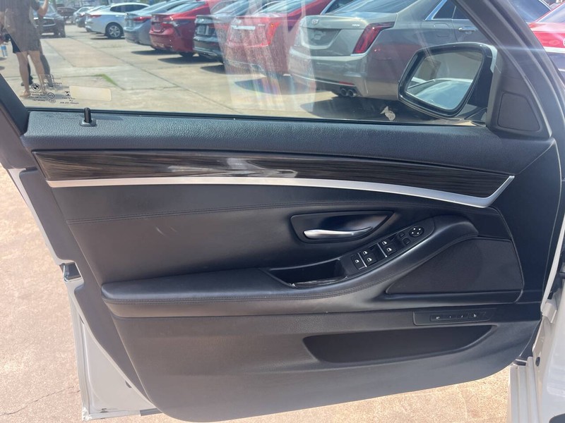 BMW 5 Series Vehicle Image 05