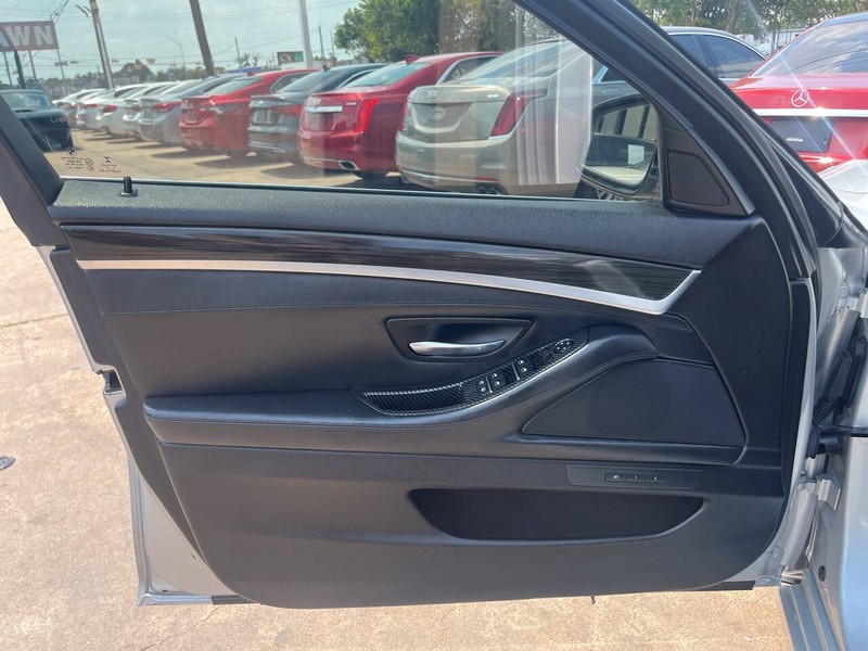BMW 5 Series Vehicle Image 05