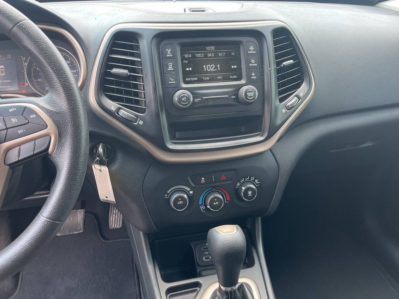 Jeep Cherokee Vehicle Image 10