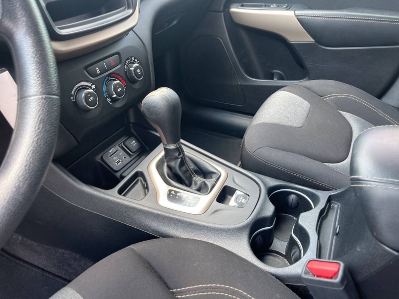 Jeep Cherokee Vehicle Image 11