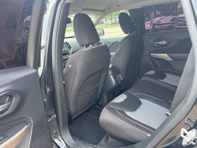 Jeep Cherokee Vehicle Image 13