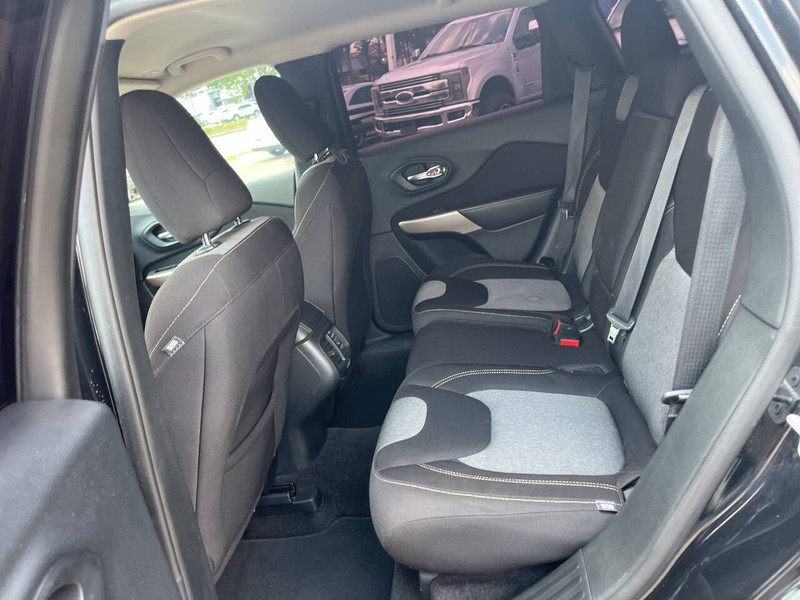 Jeep Cherokee Vehicle Image 14