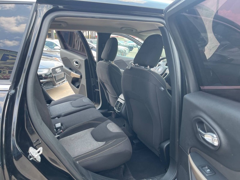 Jeep Cherokee Vehicle Image 16
