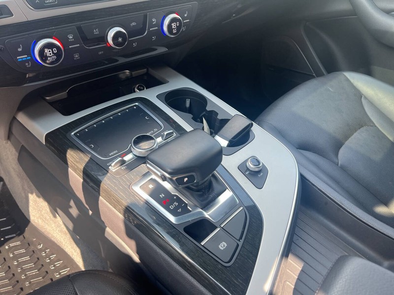 Audi Q7 Vehicle Image 16