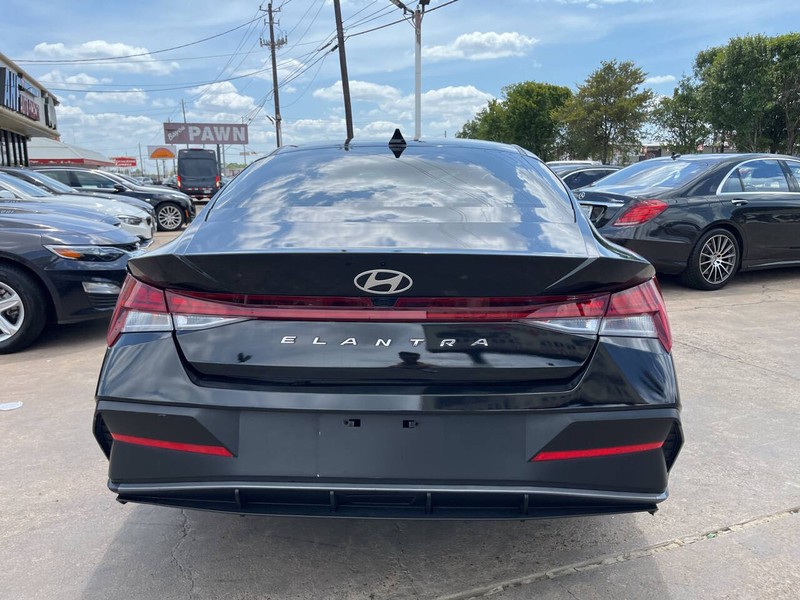 Hyundai Elantra Vehicle Image 04