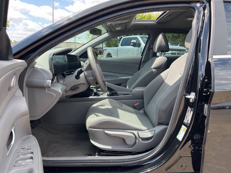 Hyundai Elantra Vehicle Image 07