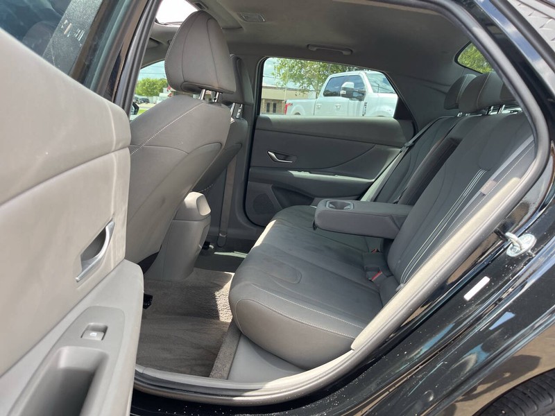 Hyundai Elantra Vehicle Image 08