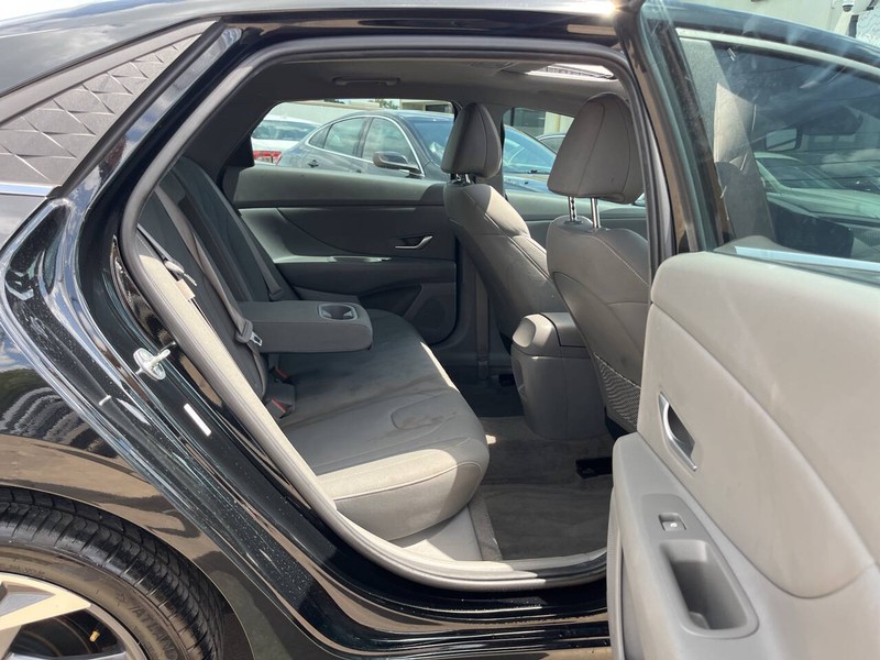 Hyundai Elantra Vehicle Image 09