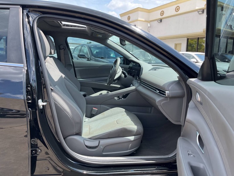 Hyundai Elantra Vehicle Image 10
