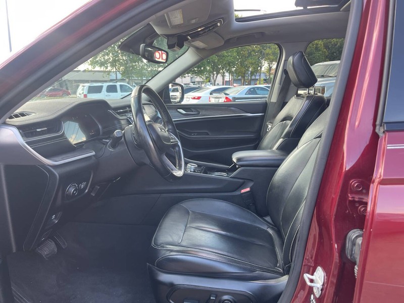 Jeep Grand Cherokee L Vehicle Image 11