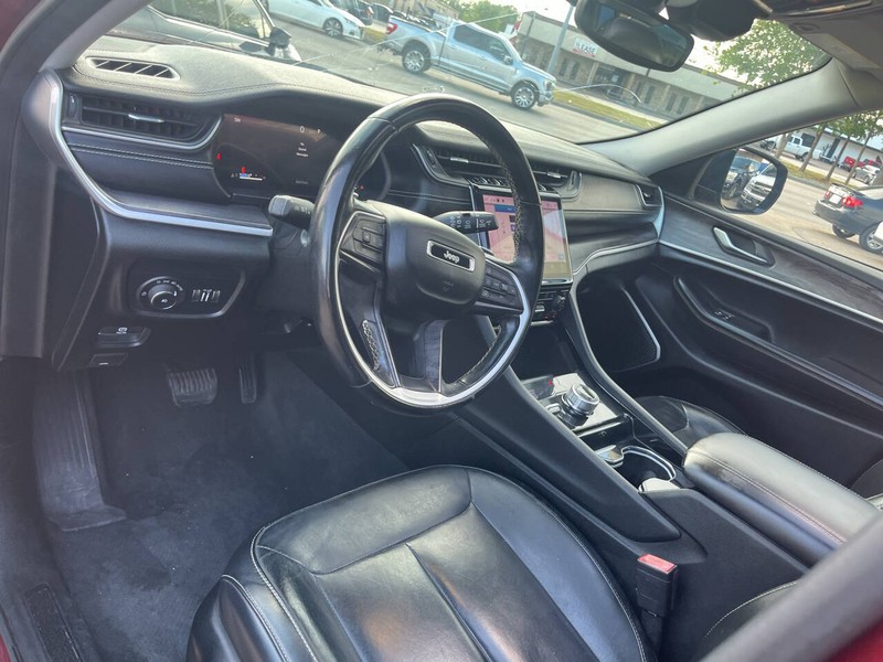 Jeep Grand Cherokee L Vehicle Image 12