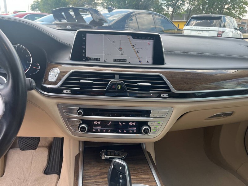BMW 7 Series Vehicle Image 14