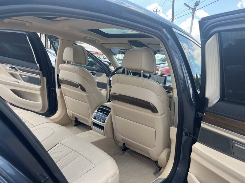BMW 7 Series Vehicle Image 23
