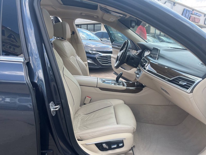 BMW 7 Series Vehicle Image 24