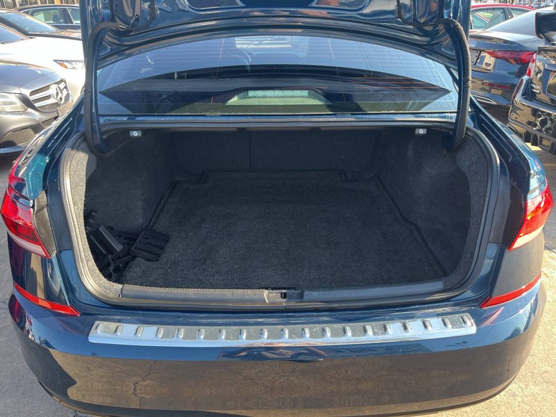 Volkswagen Passat Vehicle Image 10
