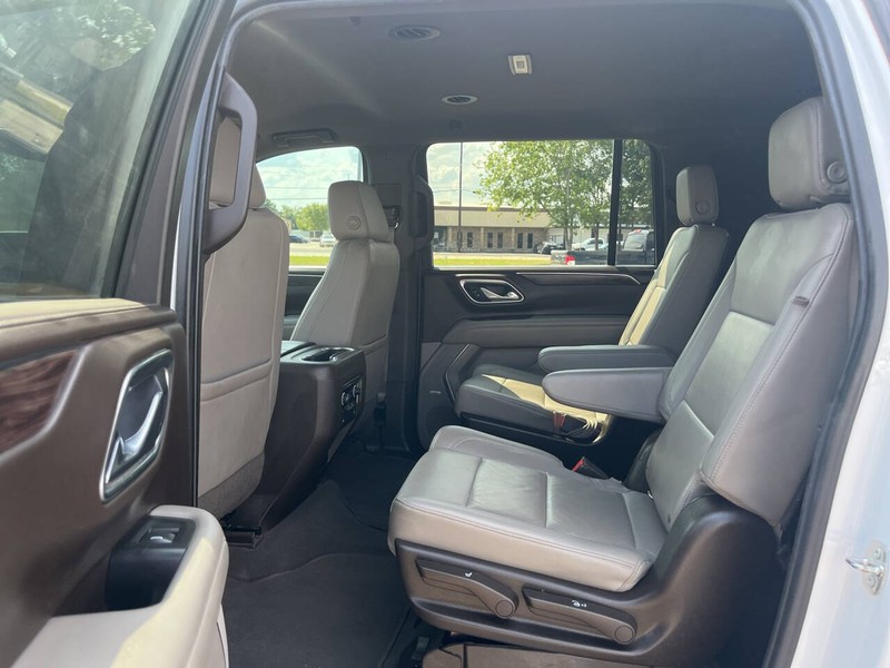Chevrolet Suburban Vehicle Image 07