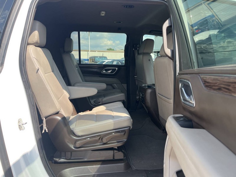 Chevrolet Suburban Vehicle Image 10