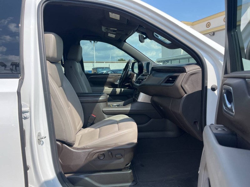 Chevrolet Suburban Vehicle Image 12
