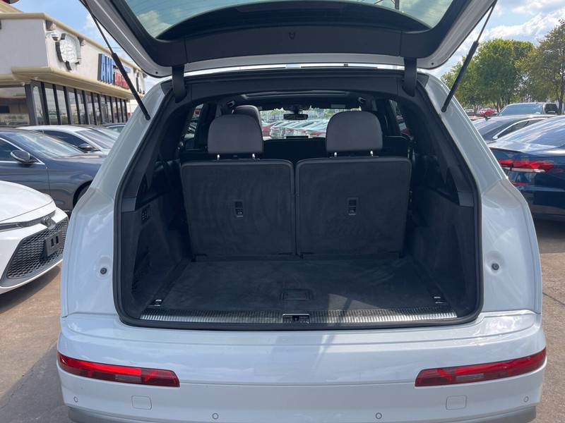 Audi Q7 Vehicle Image 10