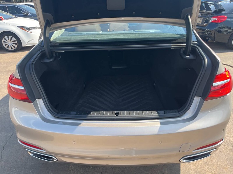 BMW 7 Series Vehicle Image 09