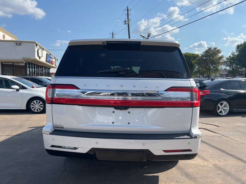 Lincoln Navigator L Vehicle Image 04