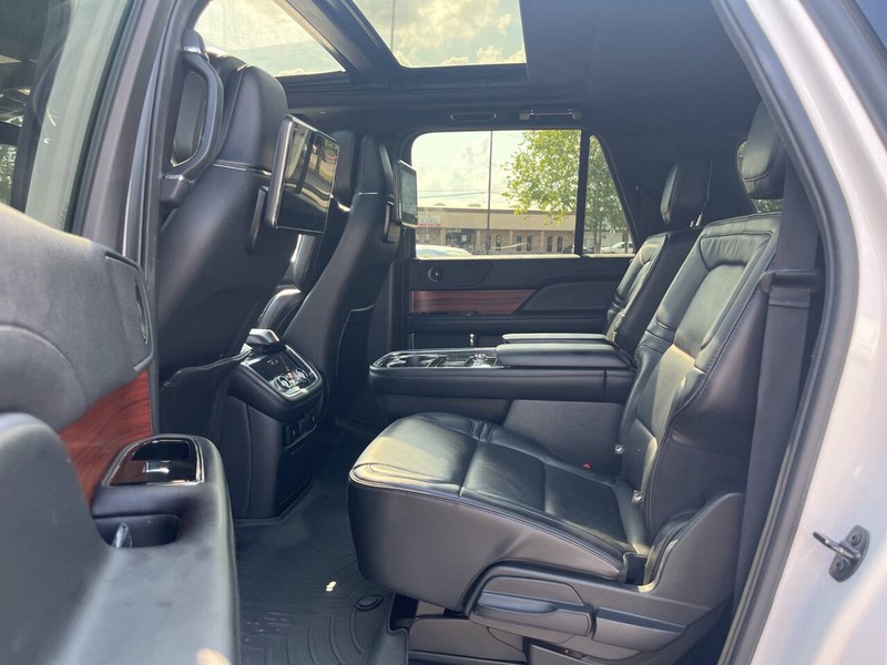 Lincoln Navigator L Vehicle Image 08