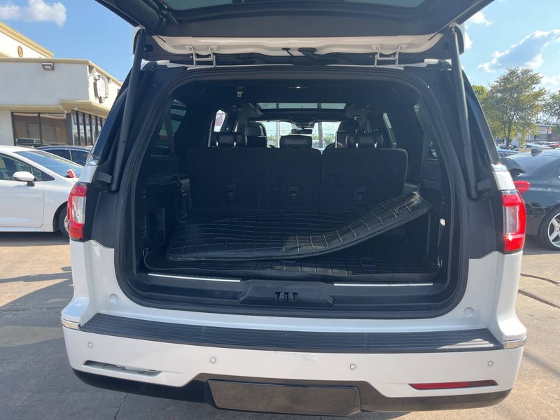 Lincoln Navigator L Vehicle Image 09