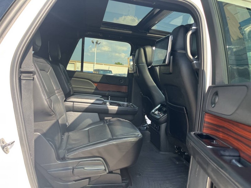 Lincoln Navigator L Vehicle Image 10