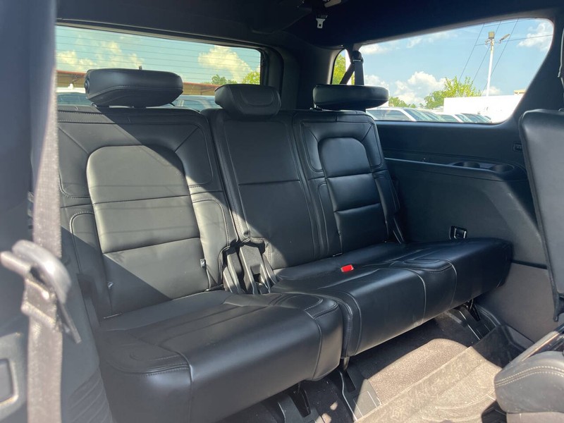 Lincoln Navigator L Vehicle Image 11