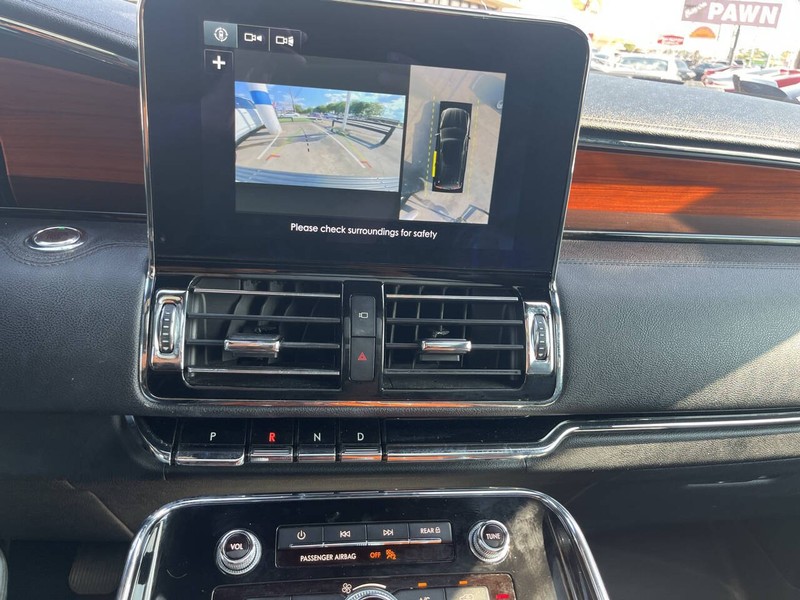 Lincoln Navigator L Vehicle Image 13