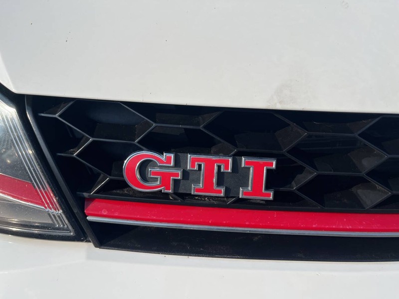 Volkswagen Golf GTI Vehicle Image 13