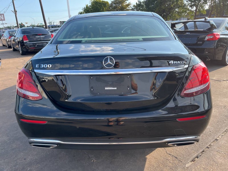 Mercedes-Benz E-Class Vehicle Image 05