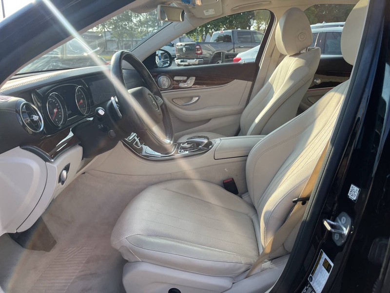 Mercedes-Benz E-Class Vehicle Image 08