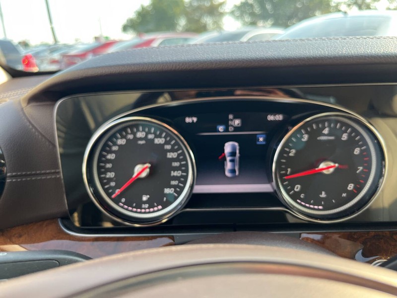 Mercedes-Benz E-Class Vehicle Image 11