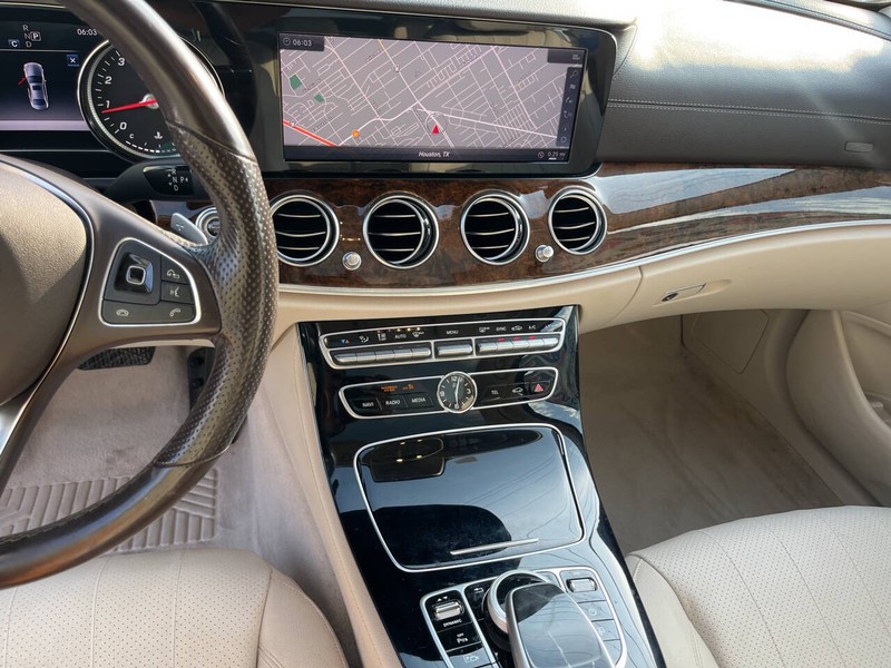 Mercedes-Benz E-Class Vehicle Image 12