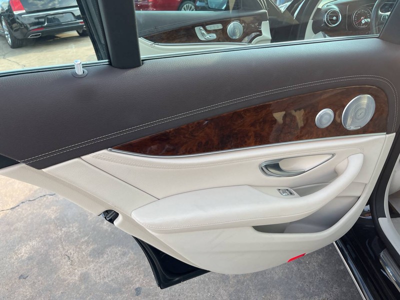 Mercedes-Benz E-Class Vehicle Image 14