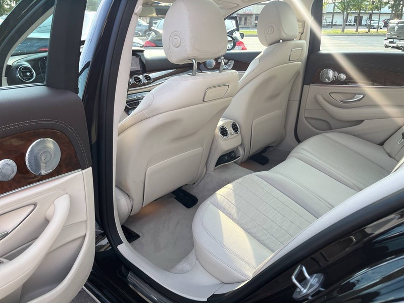 Mercedes-Benz E-Class Vehicle Image 15
