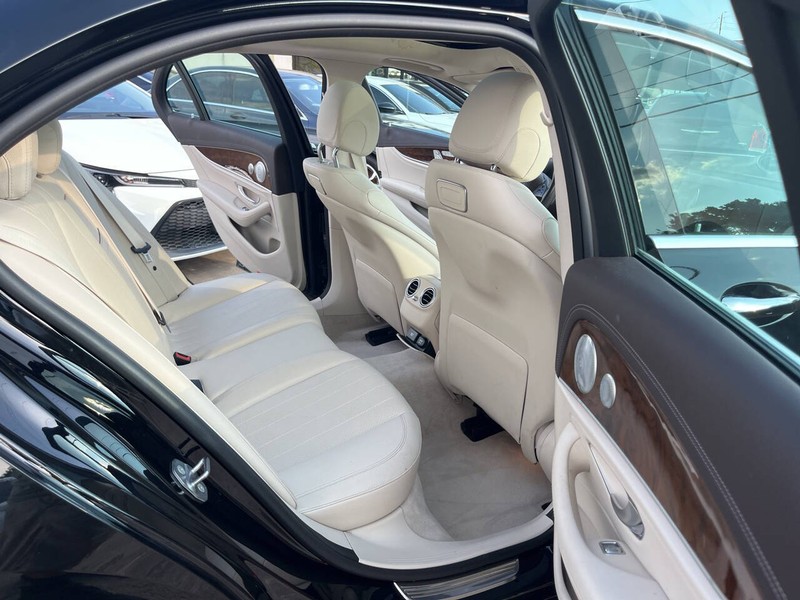 Mercedes-Benz E-Class Vehicle Image 18